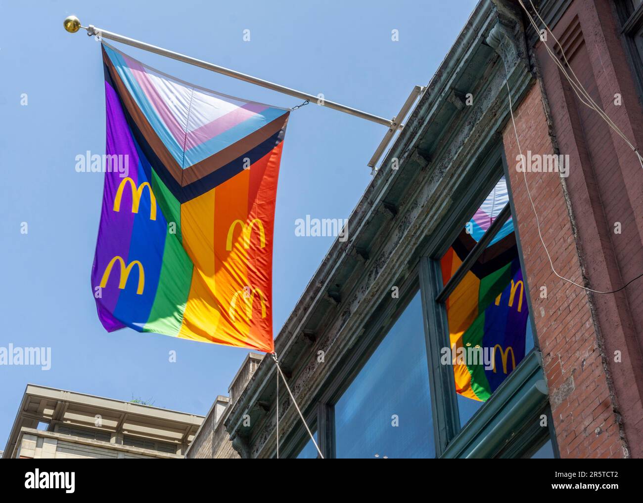 In einem McDonald's Restaurant in Chelsea in New York ist die Progress PRIDE-Flagge zu Ehren des Gay Pride Day am Donnerstag, den 1. Juni 2023, angebracht. (© Richard B. Levine) Stockfoto