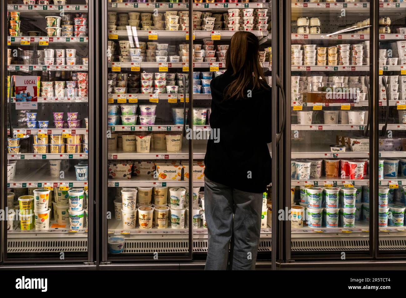 Einkaufen in einem Supermarkt in New York am Freitag, den 2. Juni 2023. Die Inflation stieg 2021-2022 auf einen Punkt an, der seit den 80er Jahren nicht mehr zu beobachten war, doch wenn sie immer noch höher ist, als die Fed es sich wünschen würde, sinkt sie. (© Richard B. Levine) Stockfoto