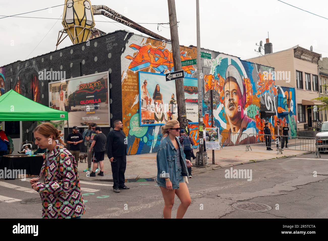 Tausende strömen nach Bushwick, Brooklyn in New York, zur jährlichen Bushwick Collective Block Party am Samstag, den 3. Juni 2023. Musik und Partys brachten einiges mit, aber die wahre Attraktion waren die neuen Wandbilder von „Graffiti“-Künstlern, die die Wände der Gebäude schmücken, die das Kollektiv verwendet. (© Richard B. Levine) Stockfoto