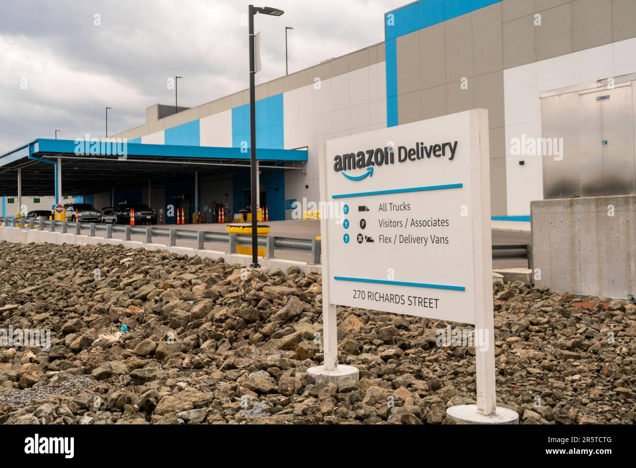 Amazon-Vertriebslager im Stadtviertel Red Hook von Brooklyn in New York am Sonntag, den 4. Juni 2023. (© Richard B. Levine) Stockfoto