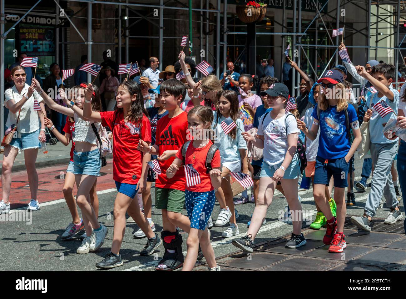 Marchers in the Annual Flag Day Parade in New York, Back from its Pandemic Hiatus, am Freitag, den 2. Juni 2023, beginnend im New York City Hall Park. Der Flaggentag wurde durch die Proklamation von Präsident Woodrow Wilson am 14. Juni 1916 als Feiertag zu Ehren der amerikanischen Flagge geschaffen, aber erst 1949 wurde er zum Tag der Nationalflagge. Der Feiertag ehrt die Flaggenresolution von 1777, in der die Sterne und Streifen offiziell als Flagge der Vereinigten Staaten übernommen wurden. (© Richard B. Levine) Stockfoto