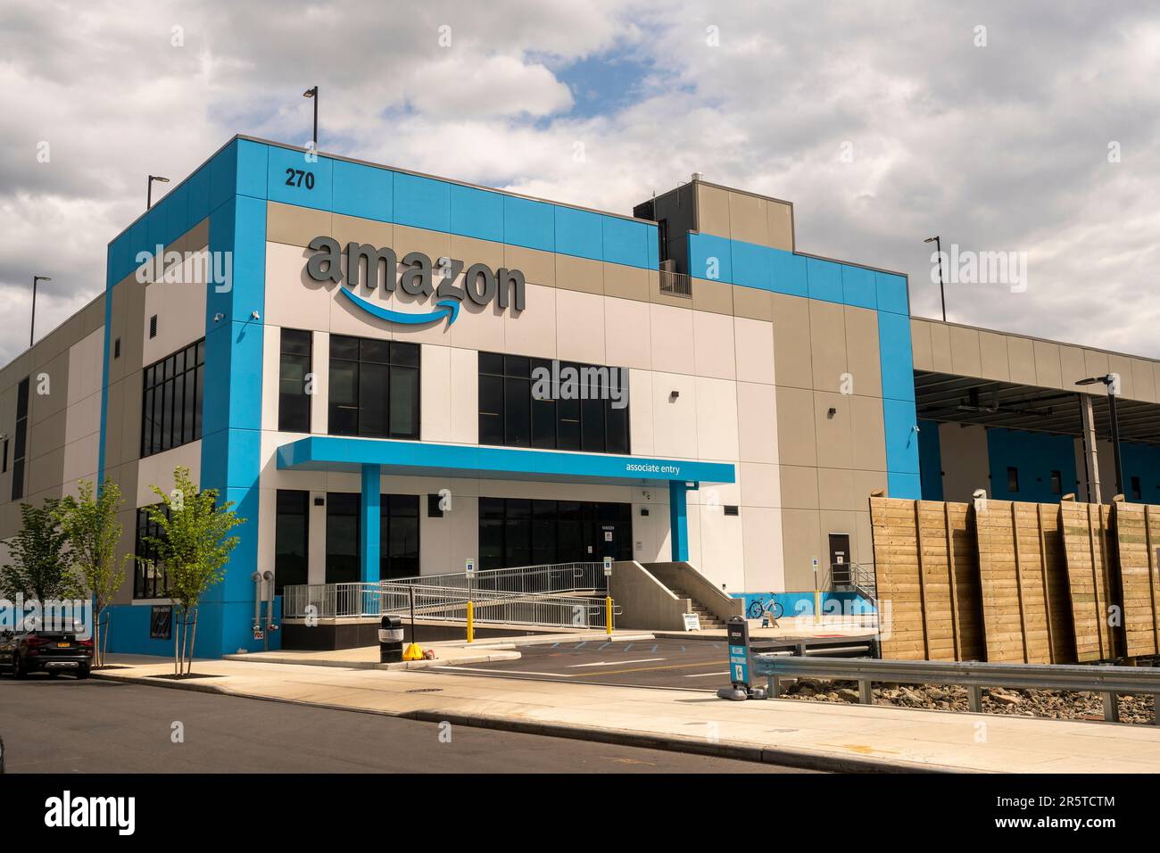 Amazon-Vertriebslager im Stadtviertel Red Hook von Brooklyn in New York am Sonntag, den 4. Juni 2023. (© Richard B. Levine) Stockfoto