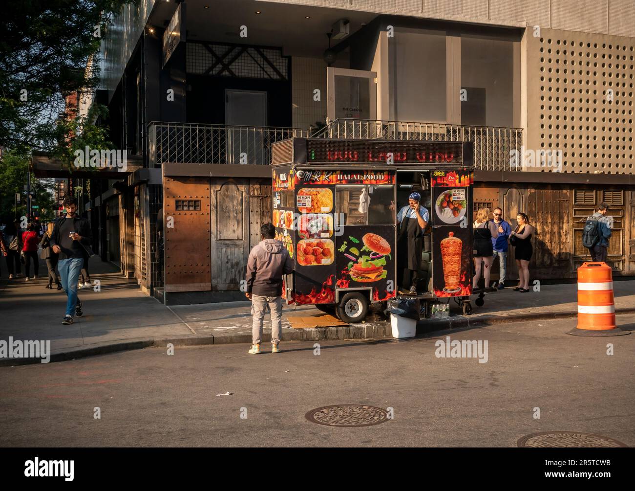 Halal-Imbisswagen in Chelsea in New York am Donnerstag, den 1. Juni 2023. (© Richard B. Levine) Stockfoto