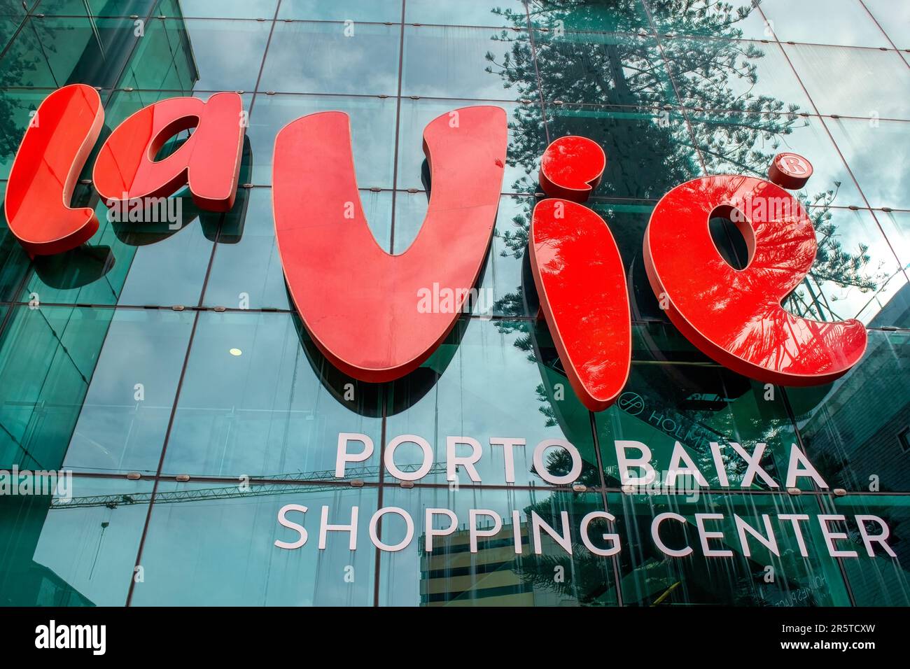 Porto, Portugal - 15. Februar 2023: Außenschild im Einkaufszentrum La Vie Stockfoto