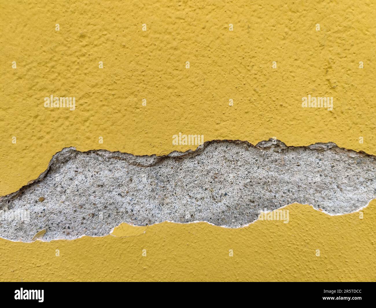 Hintergrund der alten gelben Wand mit zusammengefallenem Putz. Struktur der schäbigen verwitterten Gebäudeoberfläche. Zerstörte Wand mit heruntergefallenem Gips. Speicherplatz kopieren. Se Stockfoto Hintergrund der alten gelben Wand mit zusammengefallenem Putz. Struktur der schäbigen verwitterten Gebäudeoberfläche. Zerstörte Wand mit heruntergefallenem Gips. Speicherplatz kopieren. Se Stockfoto