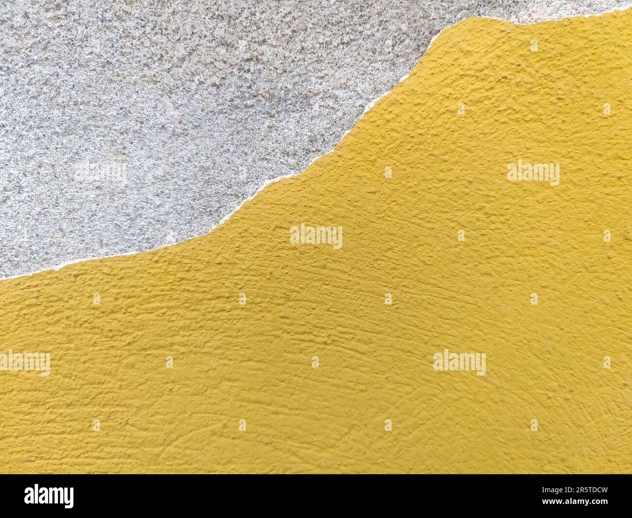 Hintergrund der alten gelben Wand mit zusammengefallenem Putz. Struktur der schäbigen verwitterten Gebäudeoberfläche. Zerstörte Wand mit heruntergefallenem Gips. Speicherplatz kopieren. Se Stockfoto Hintergrund der alten gelben Wand mit zusammengefallenem Putz. Struktur der schäbigen verwitterten Gebäudeoberfläche. Zerstörte Wand mit heruntergefallenem Gips. Speicherplatz kopieren. Se Stockfoto