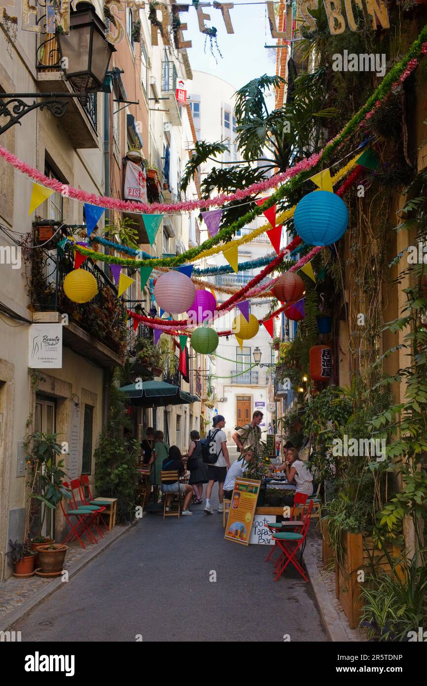 Die grüne Straße ist eine stimmungsvolle Gegend von Lissabon Stockfoto