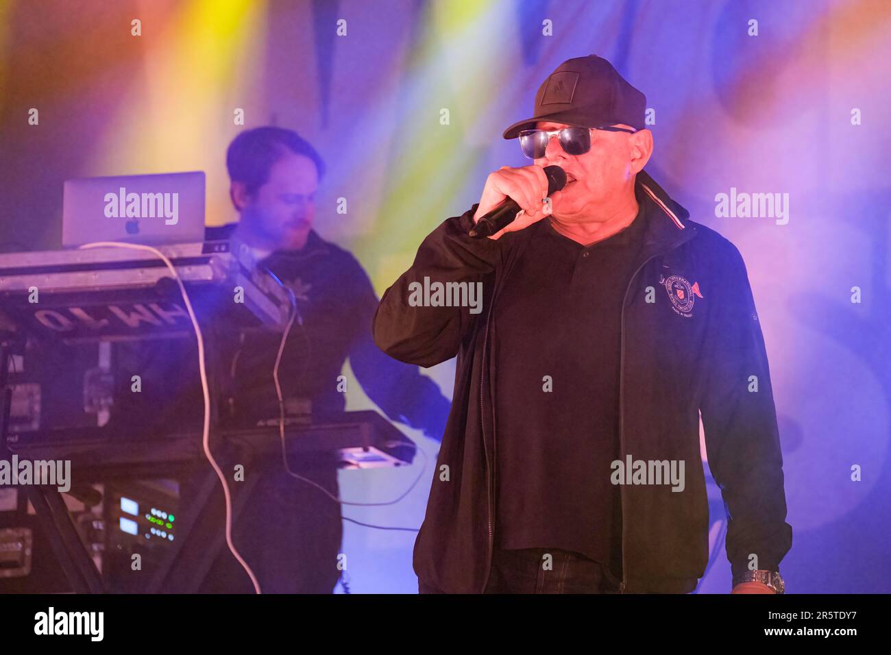 Shaun Ryder tritt zusammen mit den Happy Mondays auf dem Wychwood Festival in Cheltenham, Großbritannien. 2. Juni 2023 Stockfoto