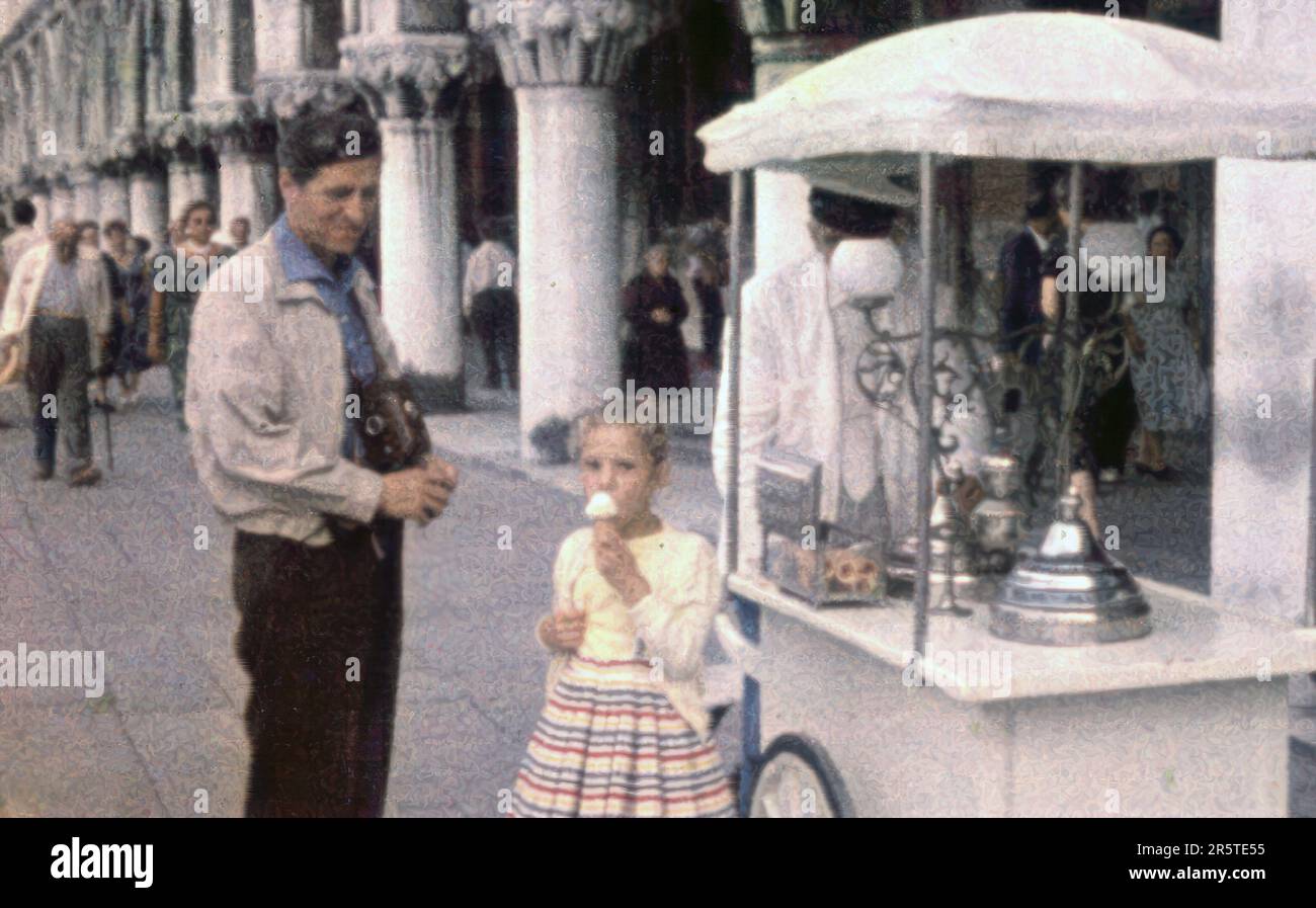 1950er Venedig Italien, Mann und Mädchen am Eisstand in St. Mark's Square, Scan von Minox 8 mm Dia Film Stockfoto 1950er Venedig Italien, Mann und Mädchen am Eisstand in St. Mark's Square, Scan von Minox 8 mm Dia Film Stockfoto