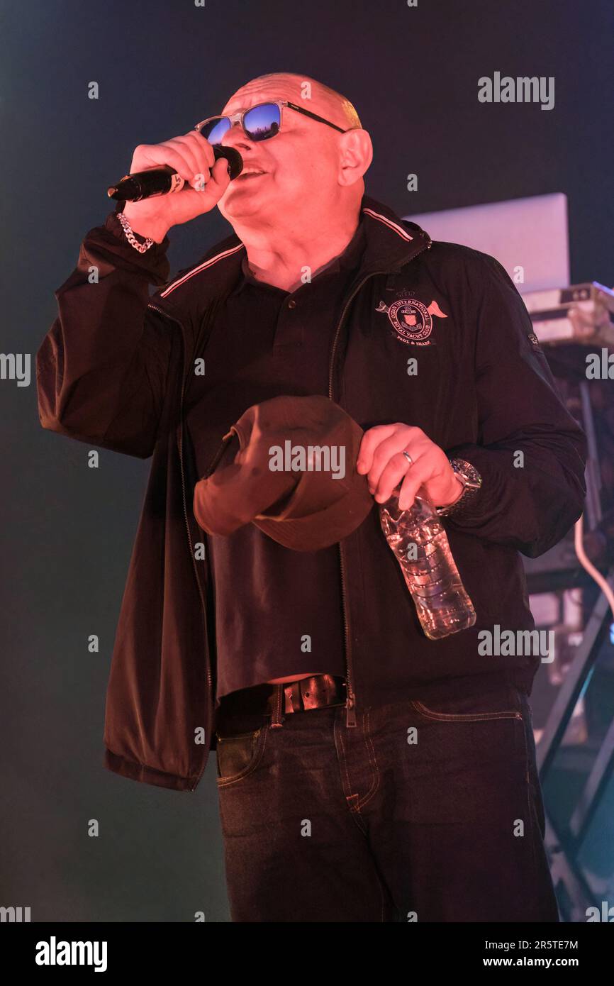 Shaun Ryder tritt zusammen mit den Happy Mondays auf dem Wychwood Festival in Cheltenham, Großbritannien. 2. Juni 2023 Stockfoto