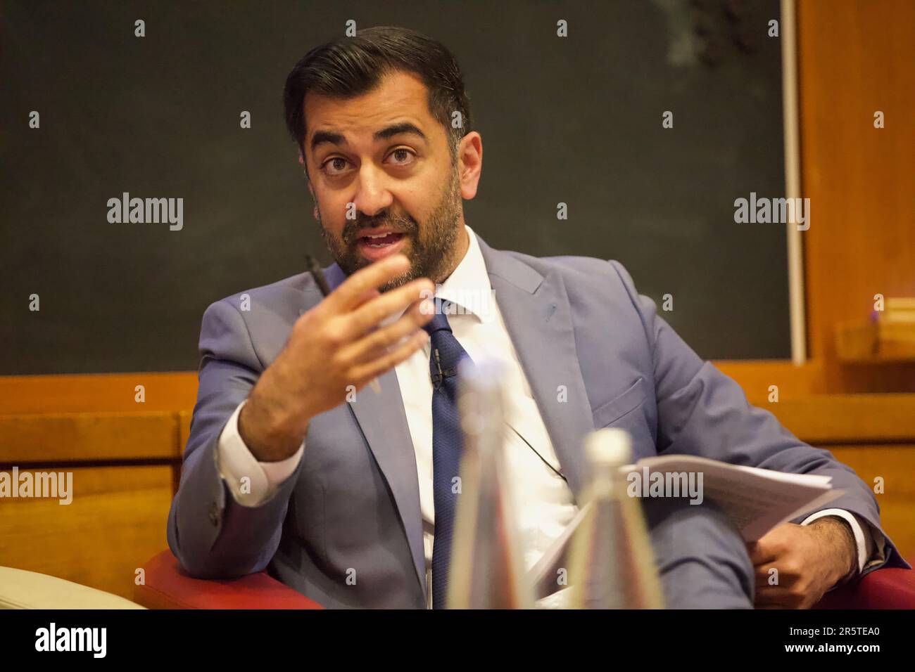 Edinburgh, Vereinigtes Königreich, Juni 5. 2023: Schottlands erster Minister Humza Yousaf beantwortet Fragen von Wirtschaftsvertretern im SCDI Forum, RBS Business School, Edinburgh. Bild: Terry Murden / Alamy Live Stockfoto