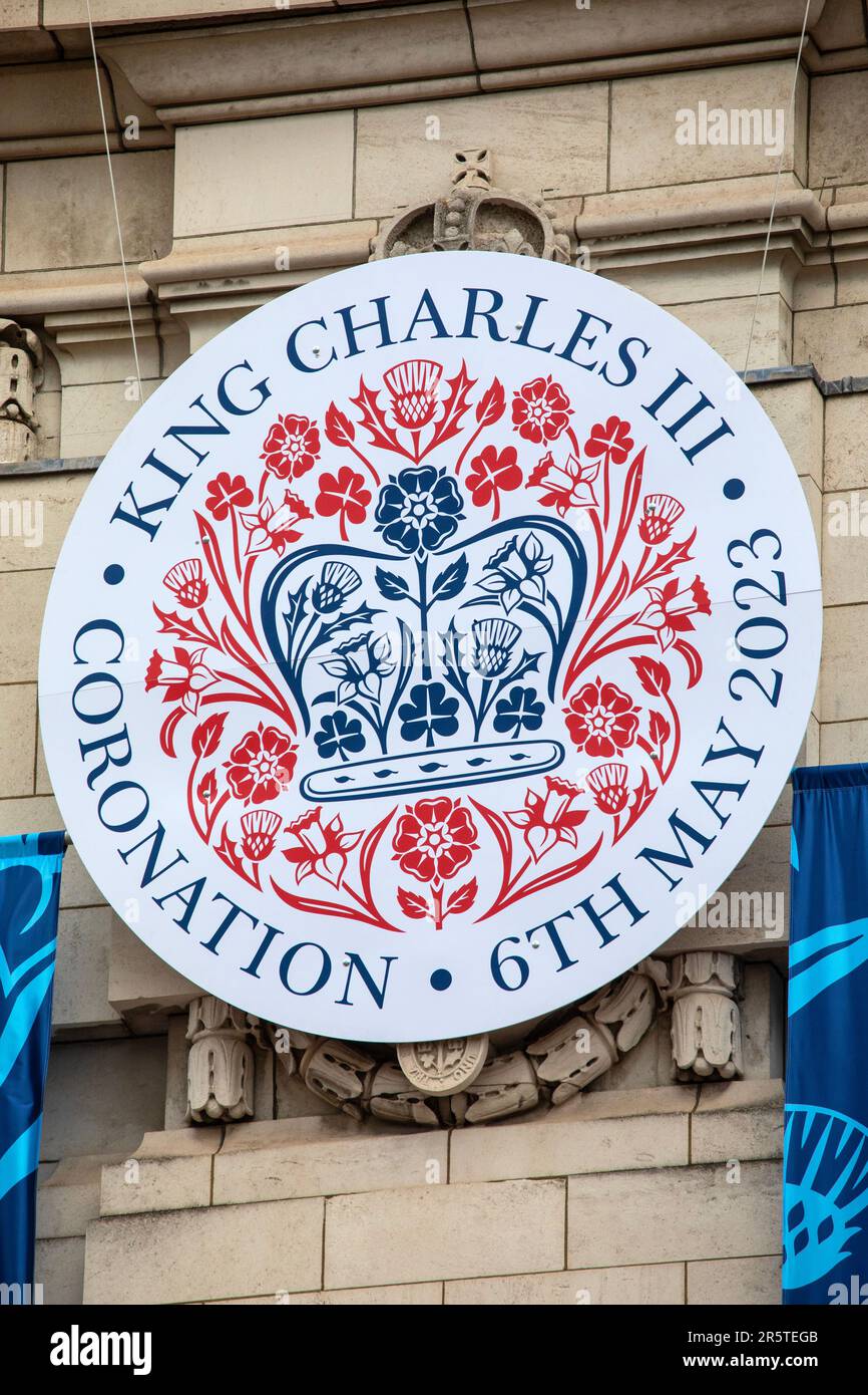 London, Vereinigtes Königreich - April 30. 2023: Nahaufnahme des Emblems der Krönung von Kings Charles III auf der Mall in London, Vereinigtes Königreich. Stockfoto