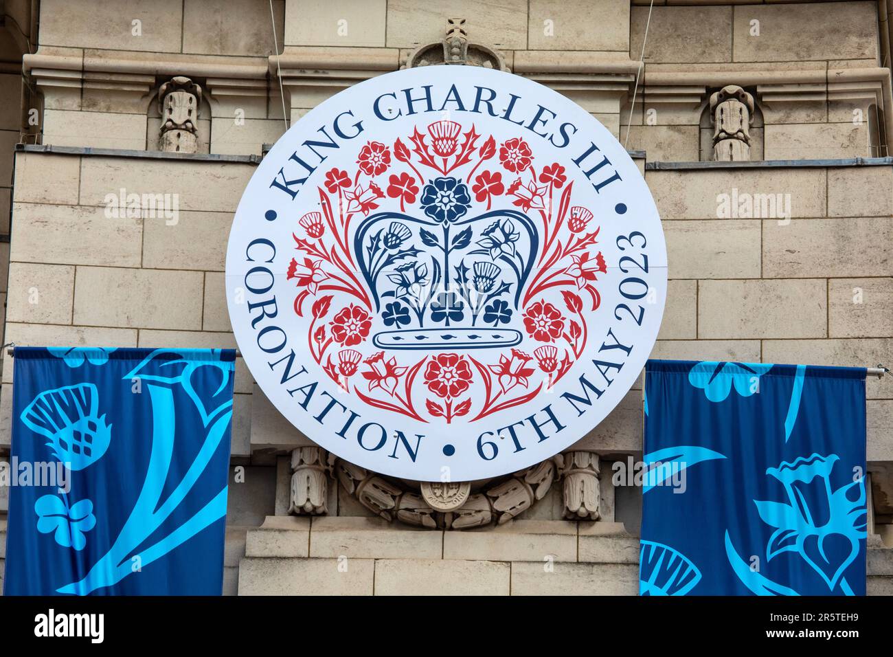 London, Vereinigtes Königreich - April 30. 2023: Nahaufnahme des Emblems der Krönung von Kings Charles III auf der Mall in London, Vereinigtes Königreich. Stockfoto