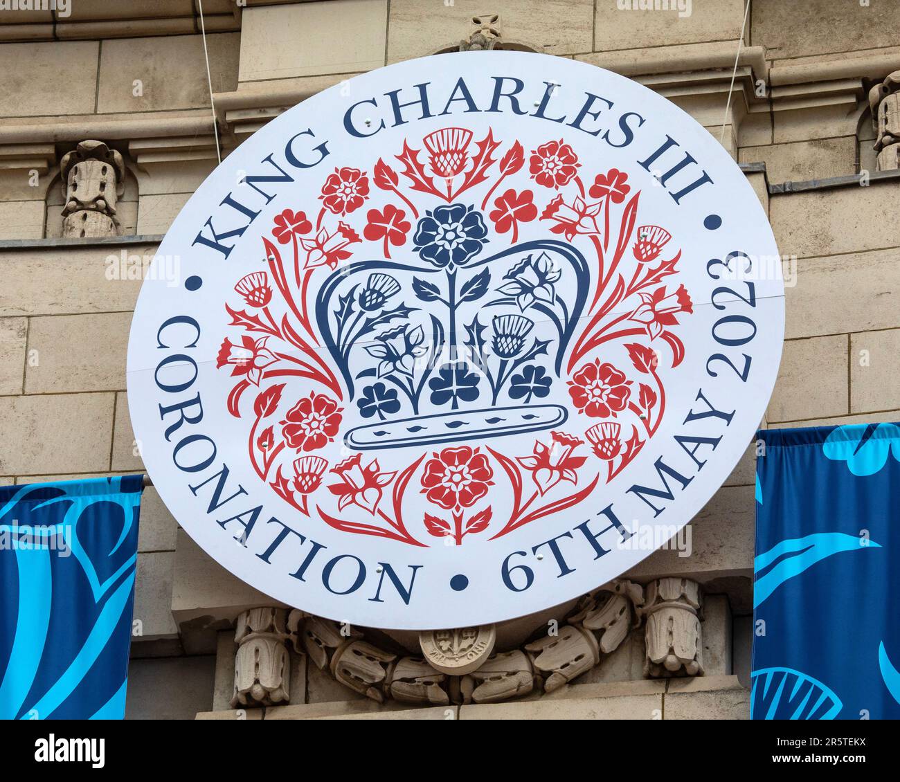 London, Vereinigtes Königreich - April 30. 2023: Nahaufnahme des Emblems der Krönung von Kings Charles III auf der Mall in London, Vereinigtes Königreich. Stockfoto