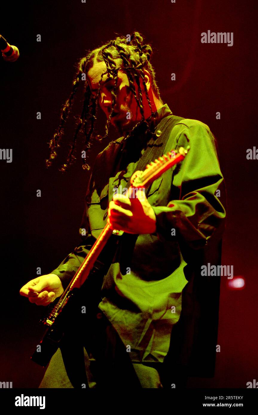 Mailand Italien 2000-05-12 : James 'Munky' Shaffer Gitarrist des Korn im Forum Assago Stockfoto