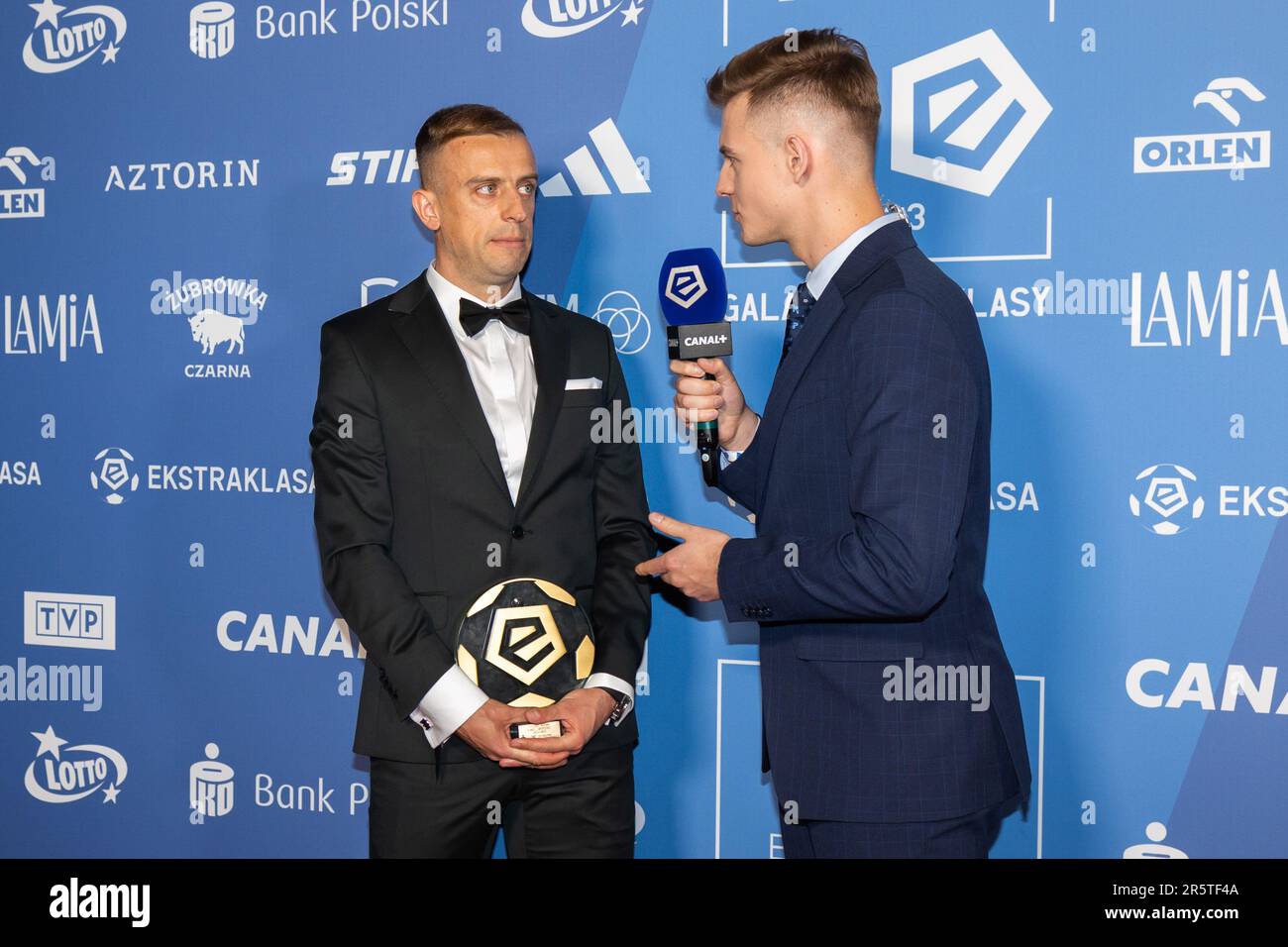 Warschau, Polen. 29. Mai 2023. Kamil Grosicki (L) von Pogon Szczecin mit dem MVP-Preis (Most Valuest Player) der Saison 2022/23, der während der Gala von Ekstraklasa 2023 in Warschau zu sehen war. Kredit: SOPA Images Limited/Alamy Live News Stockfoto