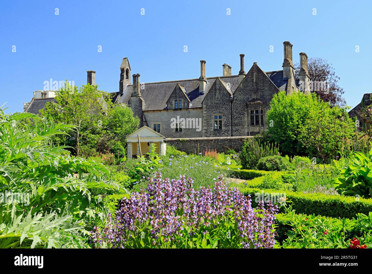 Cowbridge Physic Garden und das Alte Gymnasium, Tal von Glamorgan, South Wales. Stockfoto