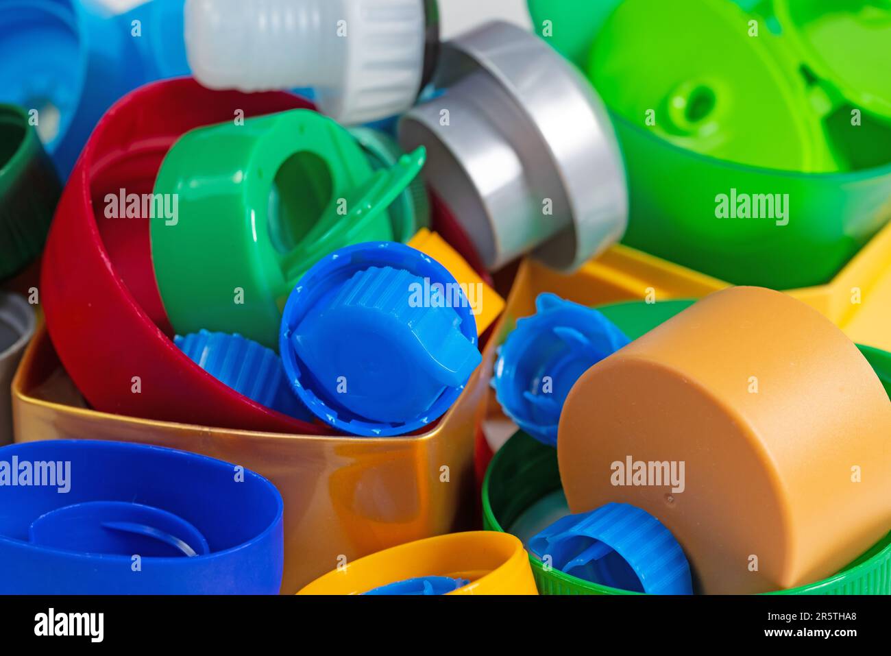 Verschiedene Schraubverschlüsse und -Kappen aus Kunststoff zum Recycling Stockfoto