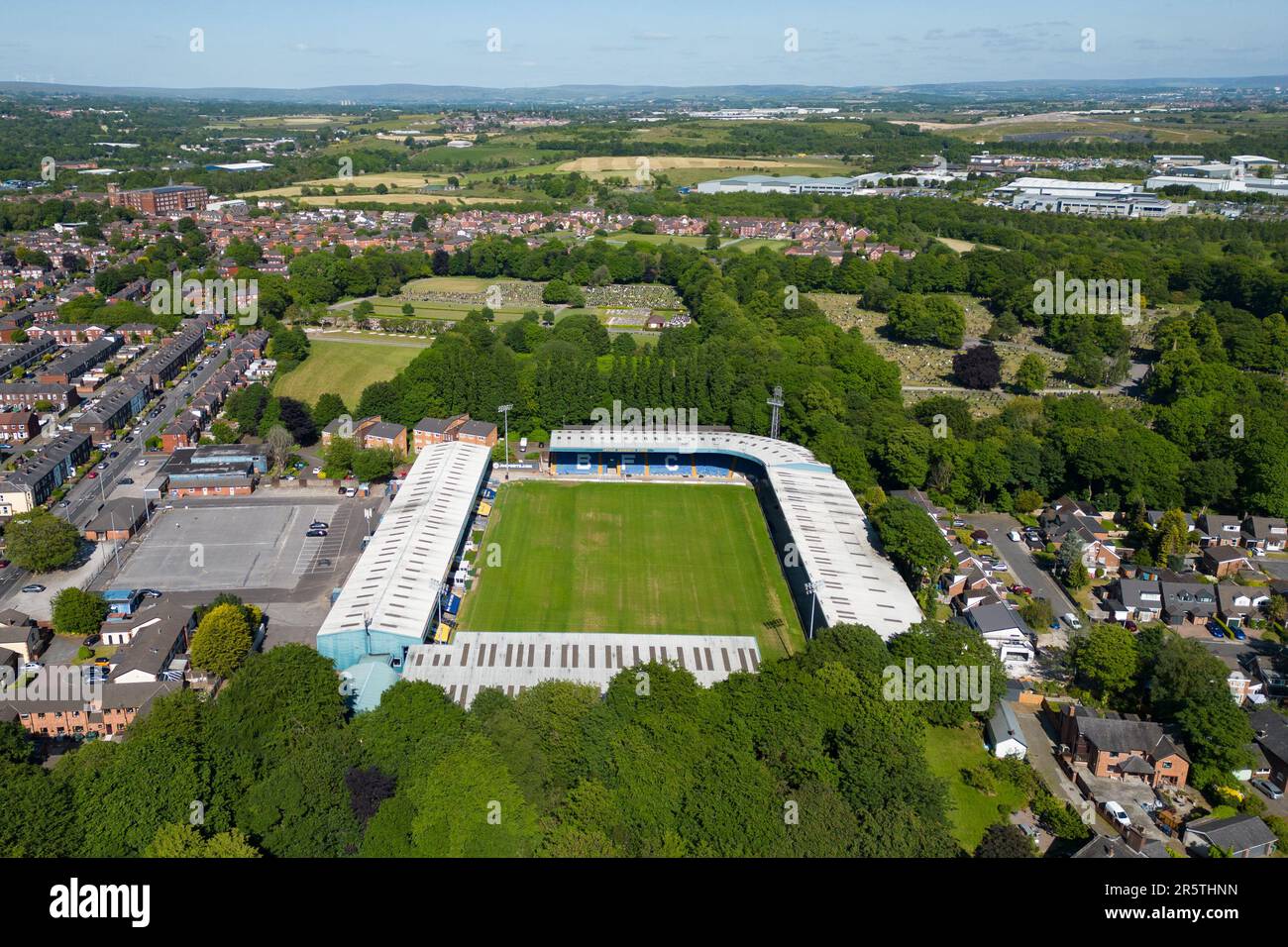 Bury, Großbritannien. 5. Juni 2023. Das Gigg Lane Stadium, das Heimstadion des Bury FC, Manchester, UK, ist aus der Vogelperspektive zu sehen. Die Bury FC kehren nach Gigg Lane zurück, nachdem der FA bestätigt hat, dass der historische Name verwendet werden kann. Die Entscheidung kommt, nachdem die Fans für die Zusammenlegung von zwei Fangruppen gestimmt haben, um einen Club im historischen Haus der Shakers spielen zu lassen. Die Shakers wurden 2019 aus der EFL geworfen, inmitten finanzieller Schwierigkeiten. Kredit: Jon Super/Alamy Live News. Stockfoto