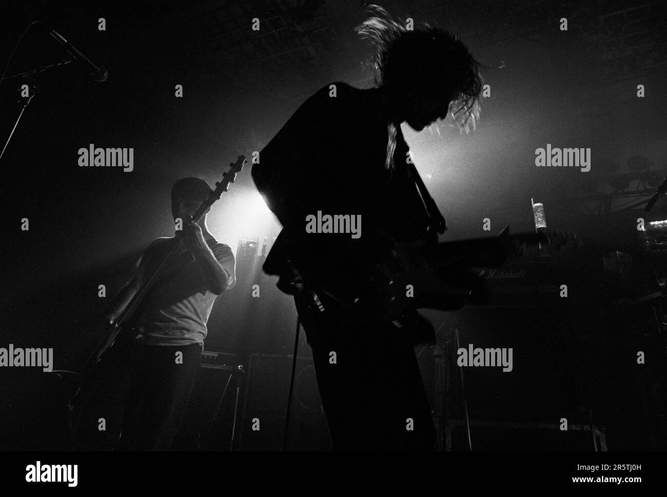 EAT, britische INDIE-BAND, CONCERT, 1992: Die britische Band Eat spielte am 5. Mai 1992 live an der Cardiff University. Foto: Rob Watkins. INFO: Eat war eine britische Indie-Rock-Band, die in den späten 80er und frühen 90er Jahren aktiv war und alternativen Rock mit Funk und psychedelischen Einflüssen vermischte. Bekannt für Tracks wie „Shame“, veröffentlichten sie zwei Alben, bevor sie sich auflösten. Ihr Sound war genreübergreifend und energiegeladen. Die Mitglieder waren Ange Dolittle, Max Noble, Paul Noble, Tim Sewell und Pete Howard. Stockfoto