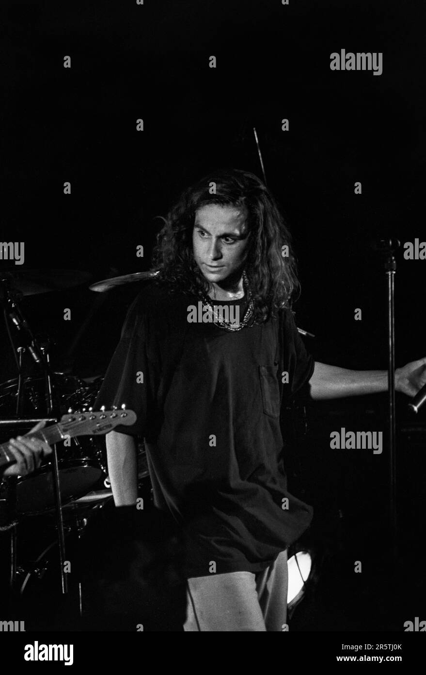 EAT, britische INDIE-BAND, CONCERT, 1992: Die britische Band Eat spielte am 5. Mai 1992 live an der Cardiff University. Foto: Rob Watkins. INFO: Eat war eine britische Indie-Rock-Band, die in den späten 80er und frühen 90er Jahren aktiv war und alternativen Rock mit Funk und psychedelischen Einflüssen vermischte. Bekannt für Tracks wie „Shame“, veröffentlichten sie zwei Alben, bevor sie sich auflösten. Ihr Sound war genreübergreifend und energiegeladen. Die Mitglieder waren Ange Dolittle, Max Noble, Paul Noble, Tim Sewell und Pete Howard. Stockfoto