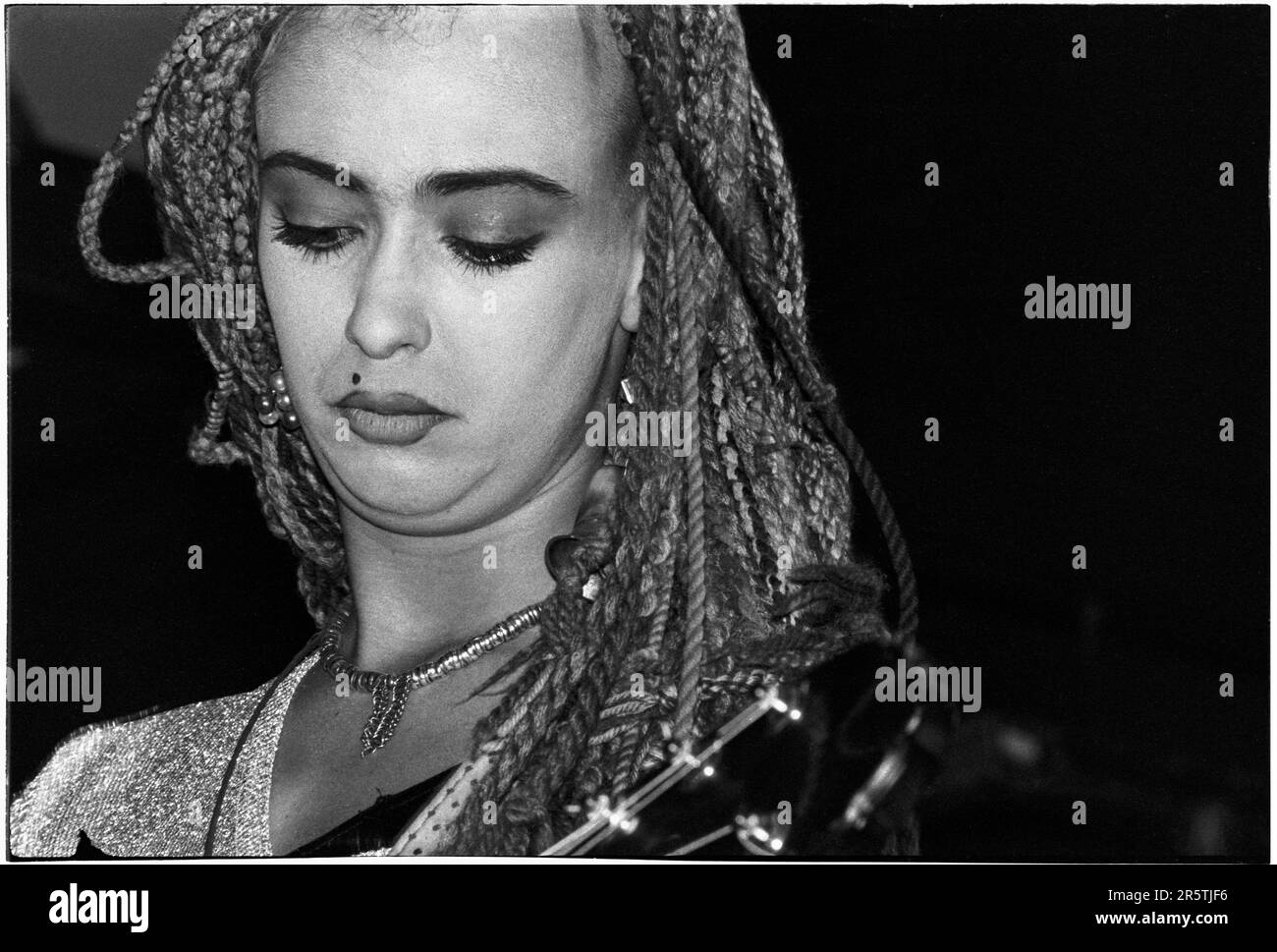 MEL GARSIDE, TABITHA ZU, KONZERT: Mel Garside von der Tabitha zu Band, live am Cardiff University Terminal 396 am 10. Oktober 1992. Foto: Rob Watkins. INFO: Mel Garside ist die Schwester von Katie Jane Garside, die an der Front von Tabitha zu begann. Anschließend nahm sie Solo-Aufnahmen mit Our Lady of Miracles/The Vertigo Angels auf. Danach änderte sie ihren Namen in Maple Bee und schloss sich dem mittelalterlichen Baebes an und spielte und tourte mit der Band Queenadreena ihrer Schwester. Sie nahm ein Album-Solo als Maple Bee auf und Ilater spielte die Band Huski. Stockfoto