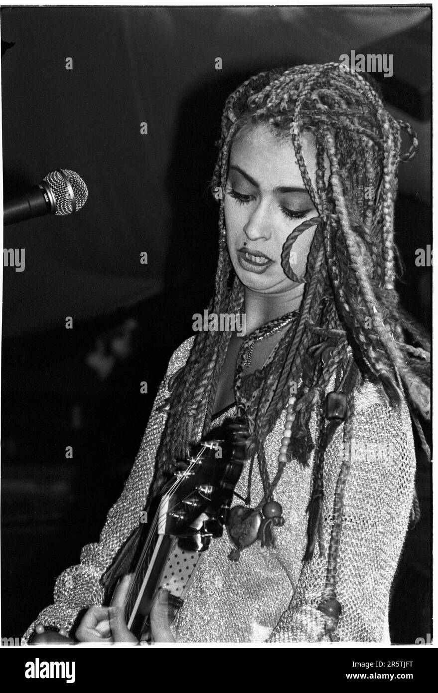 MEL GARSIDE, TABITHA ZU, KONZERT: Mel Garside von der Tabitha zu Band, live am Cardiff University Terminal 396 am 10. Oktober 1992. Foto: Rob Watkins. INFO: Mel Garside ist die Schwester von Katie Jane Garside, die an der Front von Tabitha zu begann. Anschließend nahm sie Solo-Aufnahmen mit Our Lady of Miracles/The Vertigo Angels auf. Danach änderte sie ihren Namen in Maple Bee und schloss sich dem mittelalterlichen Baebes an und spielte und tourte mit der Band Queenadreena ihrer Schwester. Sie nahm ein Album-Solo als Maple Bee auf und Ilater spielte die Band Huski. Stockfoto