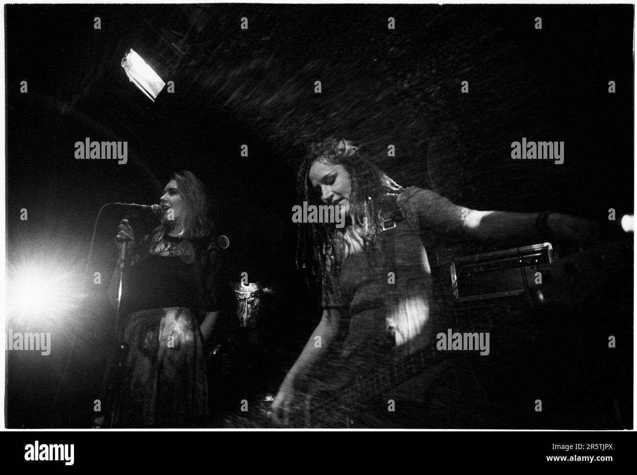 SUNSHOT, KONZERT, 1992: Sänger Maria und Gitarrist Taru von der britischen Band Sunshot spielen am 5. November 1992 live bei Newport TJs. Foto: Rob Watkins. INFO: Sunshot war eine britische Rockband aus den 90er Jahren, die 1992 ein Album mit dem Titel Caughtintheactofenjoyingourself sowie eine Reihe von EPS veröffentlichte. Zwei Mitglieder gründeten später Venus Inc Stockfoto