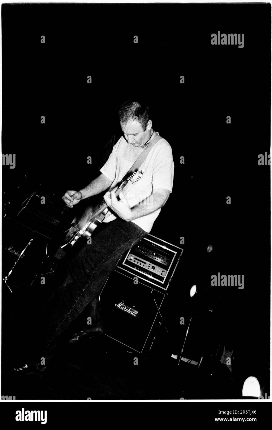 BOB MOULD, SUGAR, COPPER BLUE TOUR, 1992: Bob Mould von der legendären Grunge-Band Sugar auf ihrer Copper Blue Tour an der Cardiff University am 17. Dezember 1992. Foto: Rob Watkins. INFO: Sugar, eine 1992 in Athen, Georgia, von Bob Mould gegründete amerikanische Alternative-Rock-Band, erlangte Anerkennung für ihre Mischung aus Punkenergie und melodischen Hooks. Hits wie „If I Can't Change Your Mind“ und „Helpless“ festigten ihren Status als Indie-Rock-Ikonen der 90er Jahre. Stockfoto