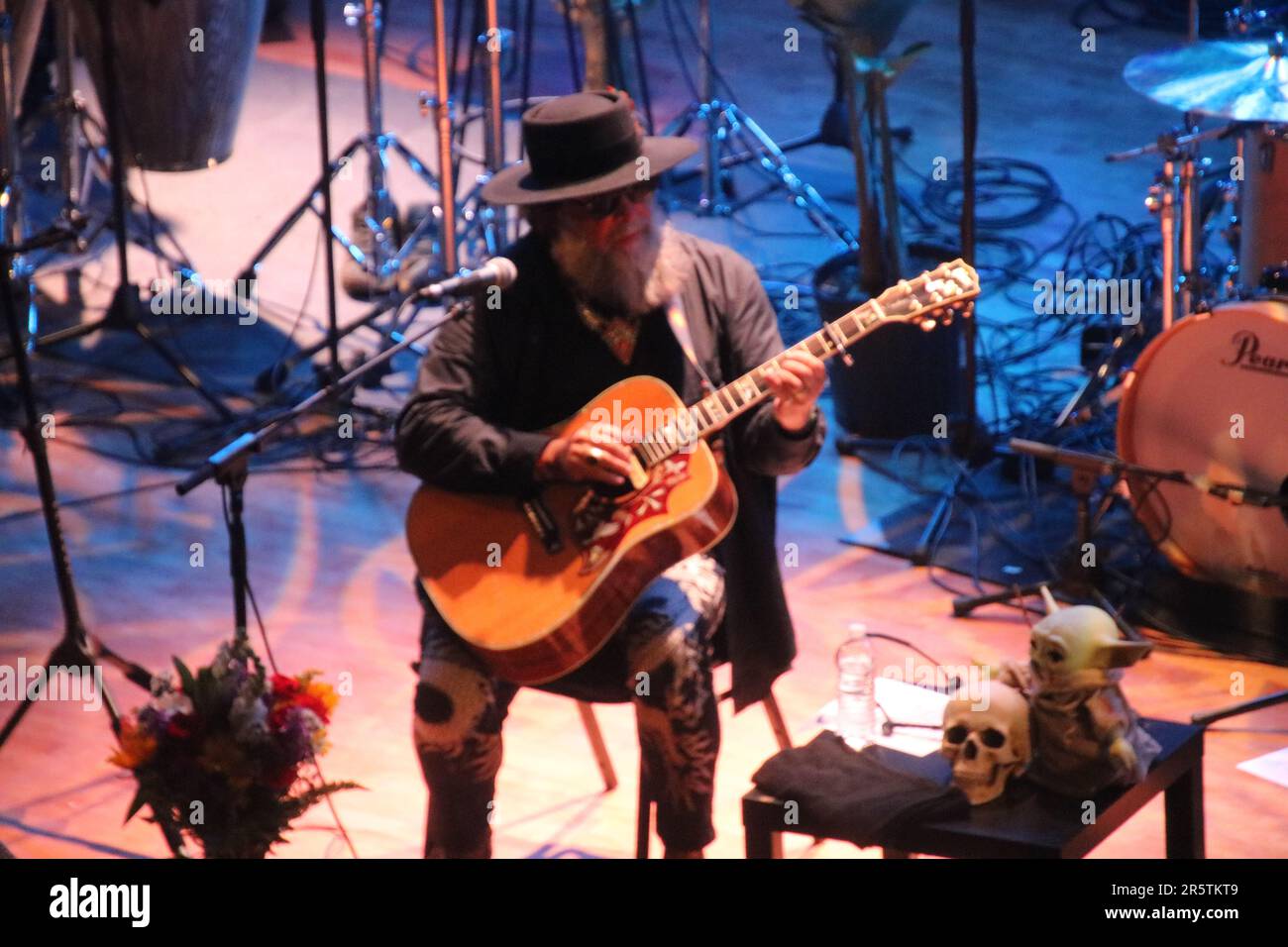 The Town Hall, 123 W 43. St, Manhattan, NY 10036, USA. Der legendäre russische Rock & Roll Star Boris Grebenshikov trat für ein vollgepacktes Haus voller begeisterter Fans in Manhattan auf, um den weltweit anerkannten russischen Rock Star und Pionier zu sehen, der einen historischen Einfluss auf die Entwicklung des russischsprachigen Rock Genres weltweit hatte. Kredit: ©Julia Mineeva/EGBN TV News/Alamy Live News Stockfoto