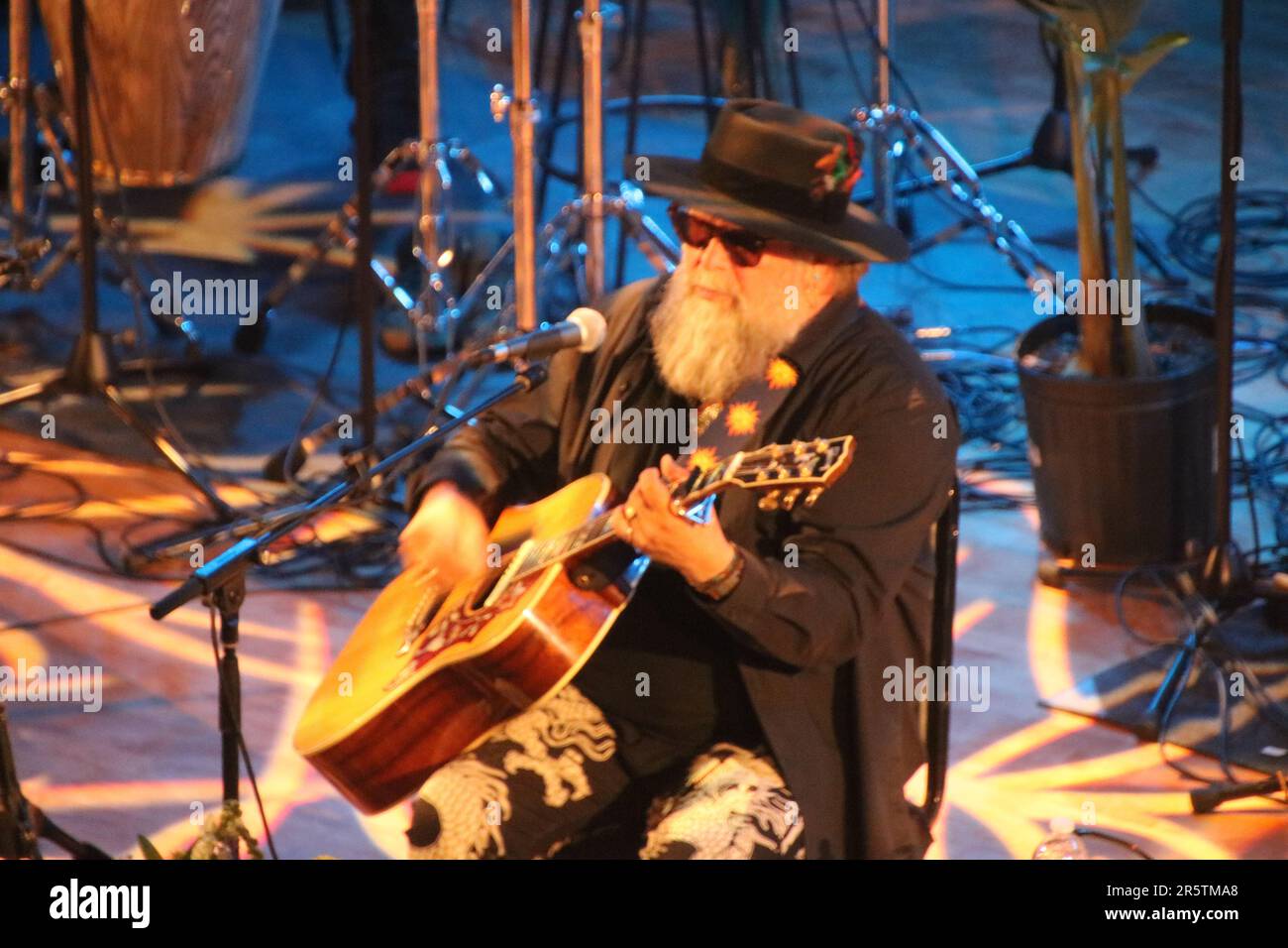 The Town Hall, 123 W 43. St, Manhattan, NY 10036, USA. Der legendäre russische Rock & Roll Star Boris Grebenshikov trat für ein vollgepacktes Haus voller begeisterter Fans in Manhattan auf, um den weltweit anerkannten russischen Rock Star und Pionier zu sehen, der einen historischen Einfluss auf die Entwicklung des russischsprachigen Rock Genres weltweit hatte. Kredit: ©Julia Mineeva/EGBN TV News/Alamy Live News Stockfoto