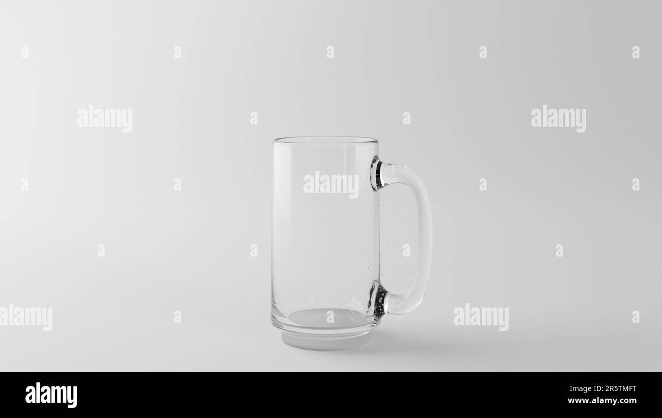 Leeres Klarglas mit Tröpfchen. Isoliert auf weißem Hintergrund.3D-Rendering. Stockfoto