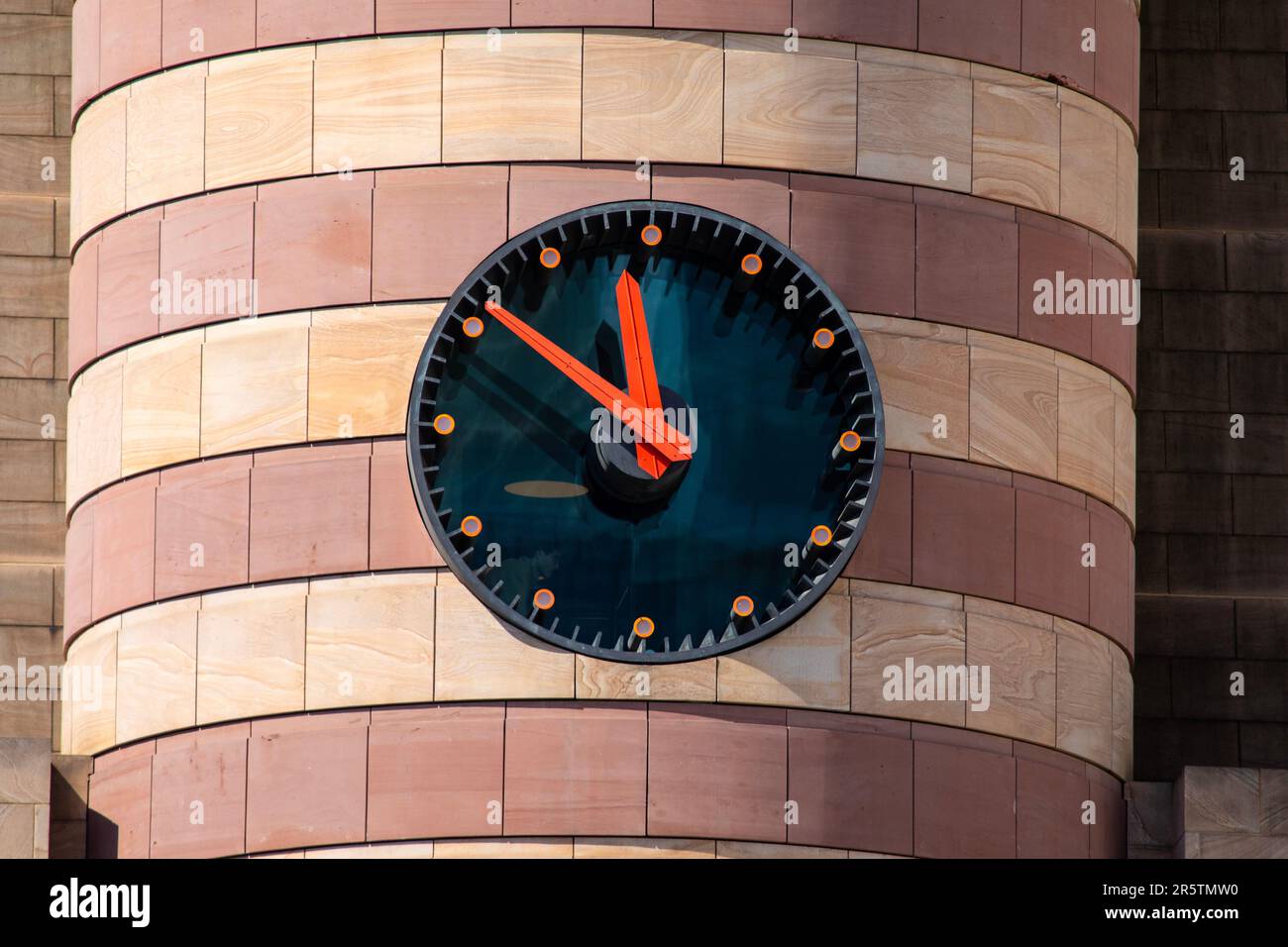 Nahaufnahme des Uhrbilds an der Außenseite des Gebäudes bei No 1 Poultry in London, Großbritannien. Stockfoto