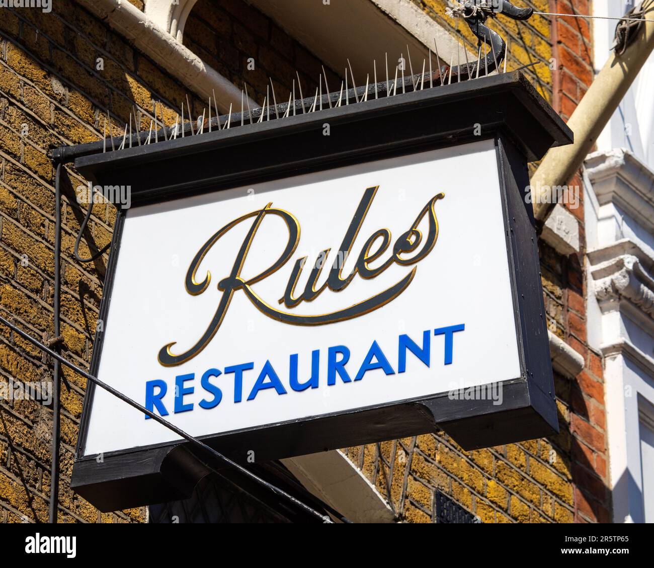 London, Großbritannien - April 20. 2023: Das Schild auf der Außenseite des berühmten Rules Restaurants, das sich in der Maiden Lane in London befindet. Das Restaurant öffnete in Stockfoto