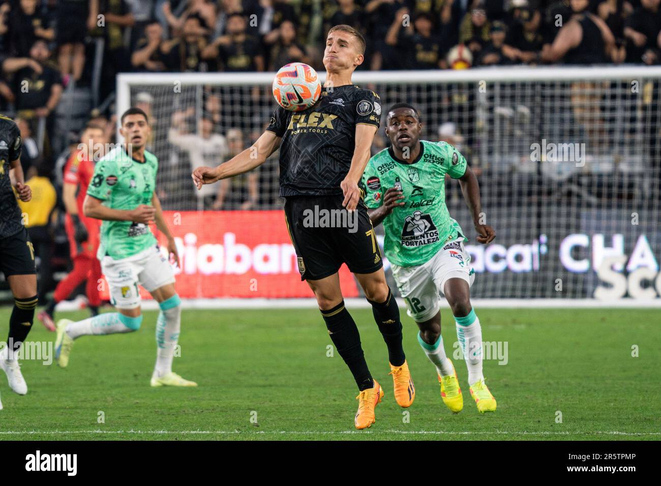 Der LAFC Forward Stipe Biuk (7) kontrolliert den Ball mit seiner Brust während des Finalspiels der CONCACAF Champions League 2023 gegen den Club León, Sonntag, den 4. Juni, Stockfoto