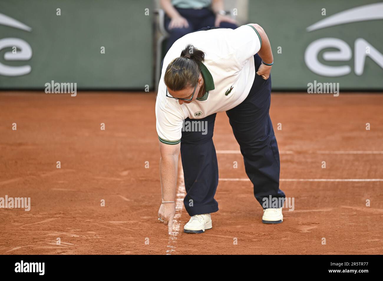 Ein Schiedsrichter beim Grand-Slam-Tennisturnier der French Open am 4. Juni 2023 im Roland-Garros-Stadion in Paris, Frankreich. Foto Victor Joly/DPPI – Foto: Victor Joly/DPPI/LiveMedia Stockfoto