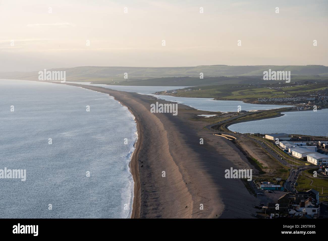 Das Abendlicht zeigt die Größe der Kieselbank am Chesil Beach an Dorsets Jurassic Coast. Stockfoto