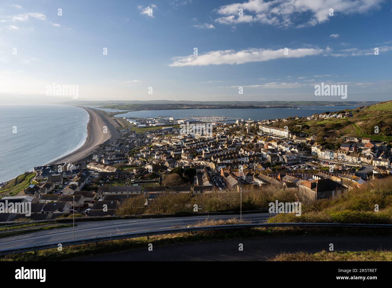Die Stadt Fortuneswell am Chesil Beach und Portland Harbour an der Jurassic Coast von Dorset strahlt in der Sonne. Stockfoto