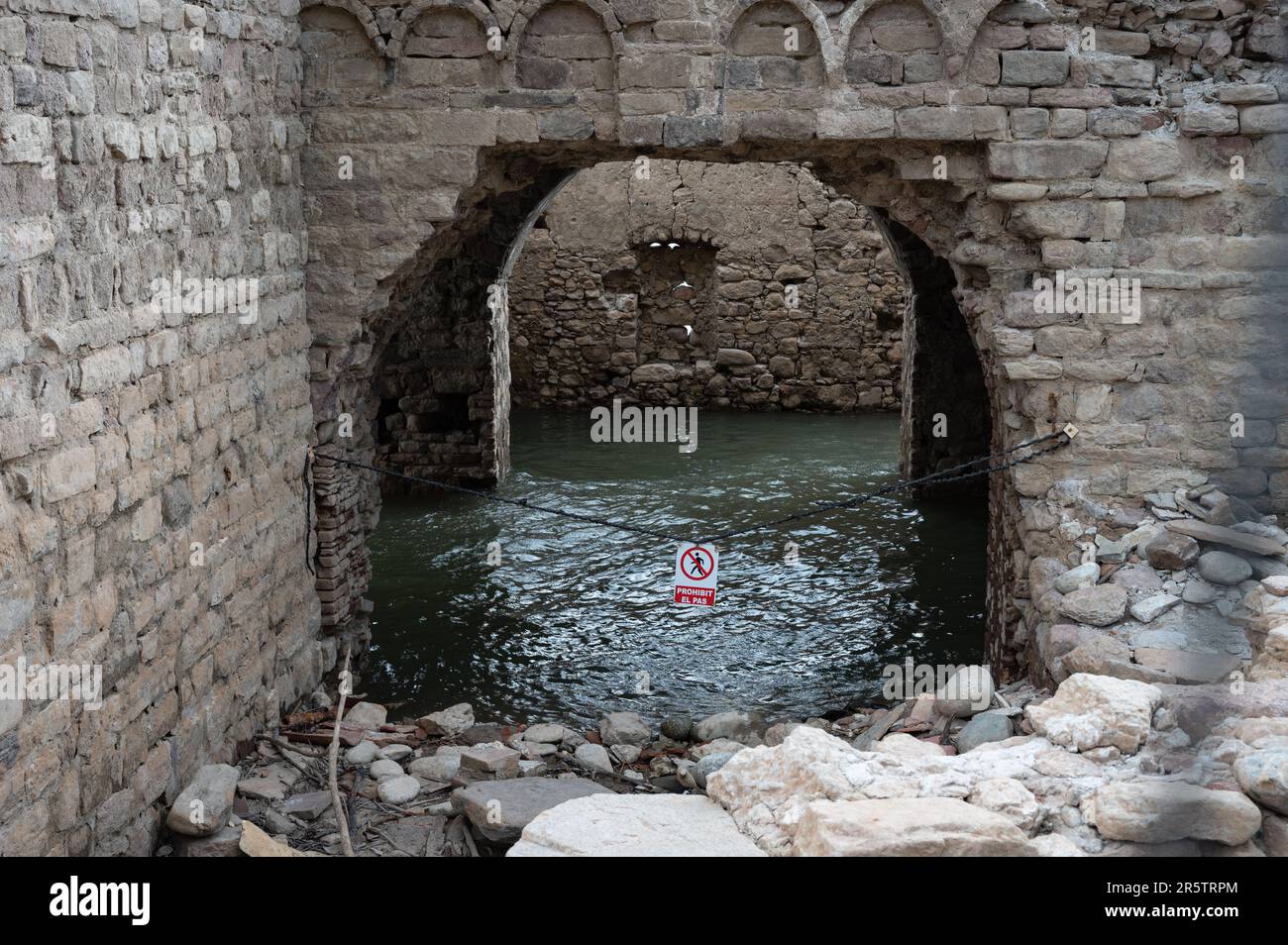 Die Überreste der Sau-Reservoir-Kirche in Spanien Stockfoto