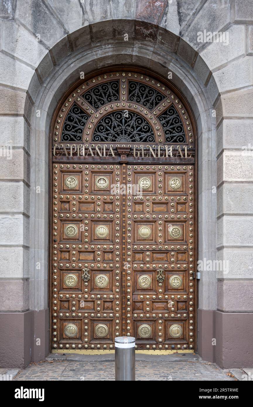 Die wunderschöne Holztür mit Metalleinlagen des Kapitäns von Barcelona, Spanien Stockfoto