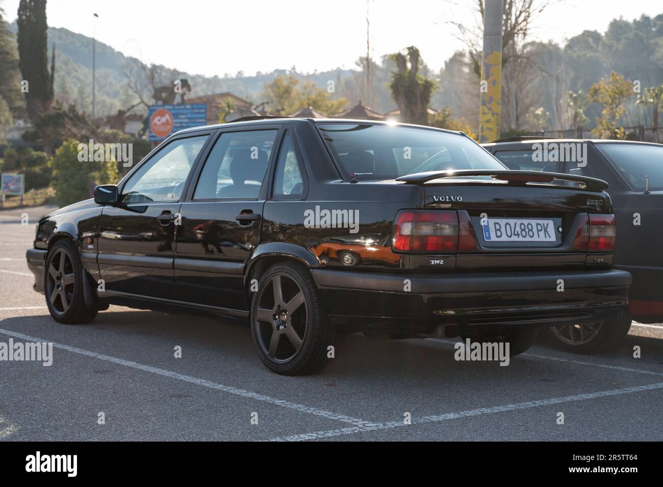 Rückansicht eines schwarzen Volvo 850 T-5R auf der Straße Stockfoto