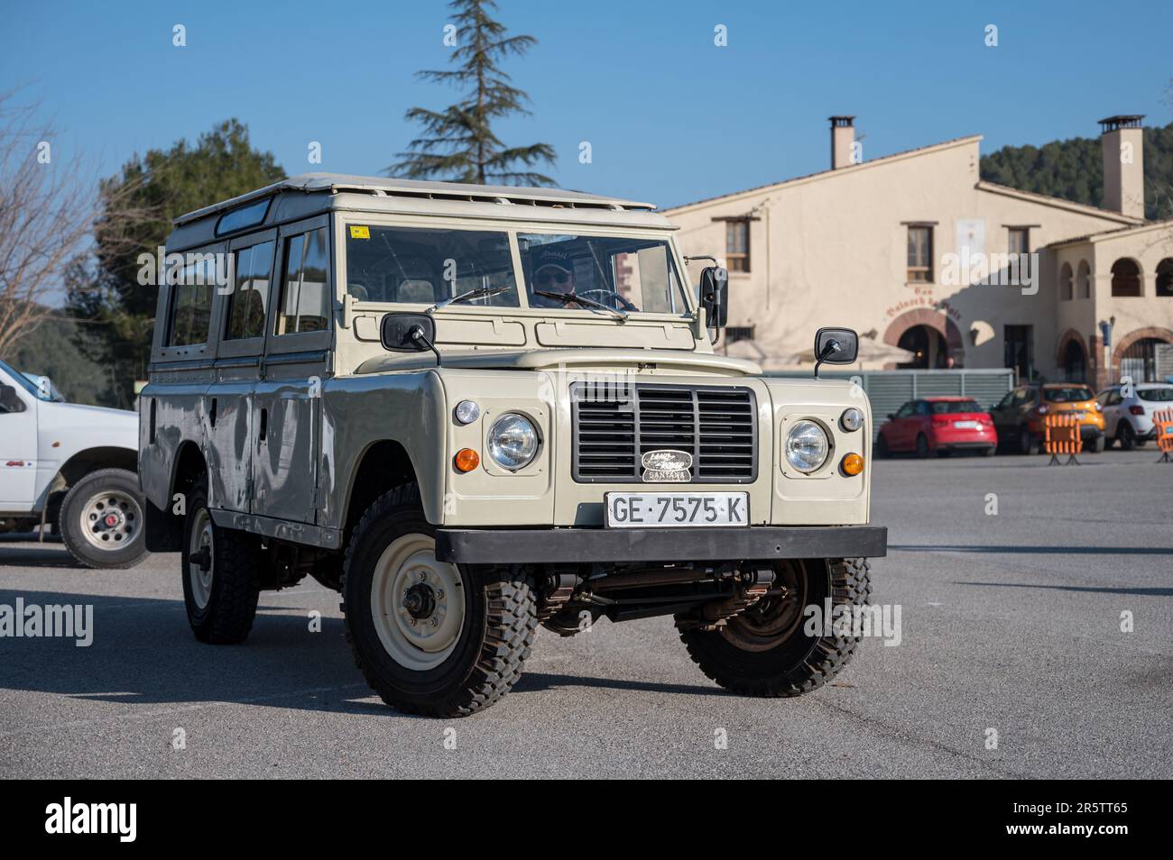 Ein klassischer spanischer SUV, der Land Rover Santana Series III auf der Straße Stockfoto