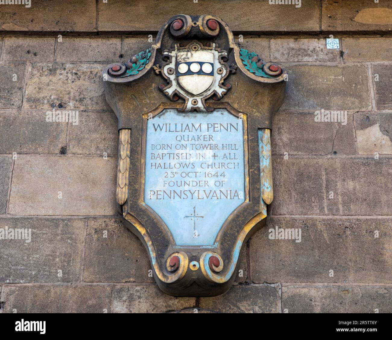 Eine Plakette an der Außenseite von All Hallows an der Tower Church in London, Großbritannien, gewidmet William Penn - Quaker und Gründer von Pennsylvania, der bap war Stockfoto