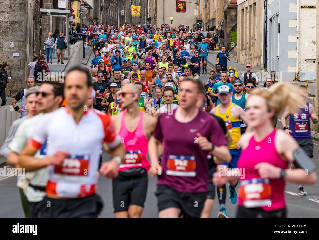 Riesige Menge an Läufern, die im Edinburgh Marathon 2023, Canongate, Royal Mile, Schottland, Großbritannien, laufen Stockfoto