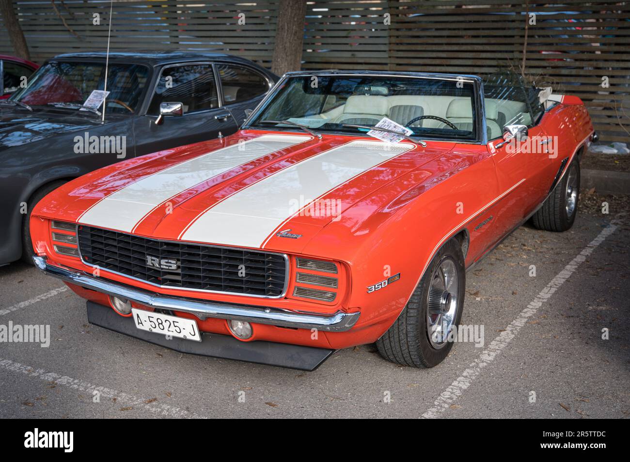 Eine Nahaufnahme eines orangefarbenen Klassikers aus der ersten Generation des Chevrolet Camaro 350 auf der Straße Stockfoto