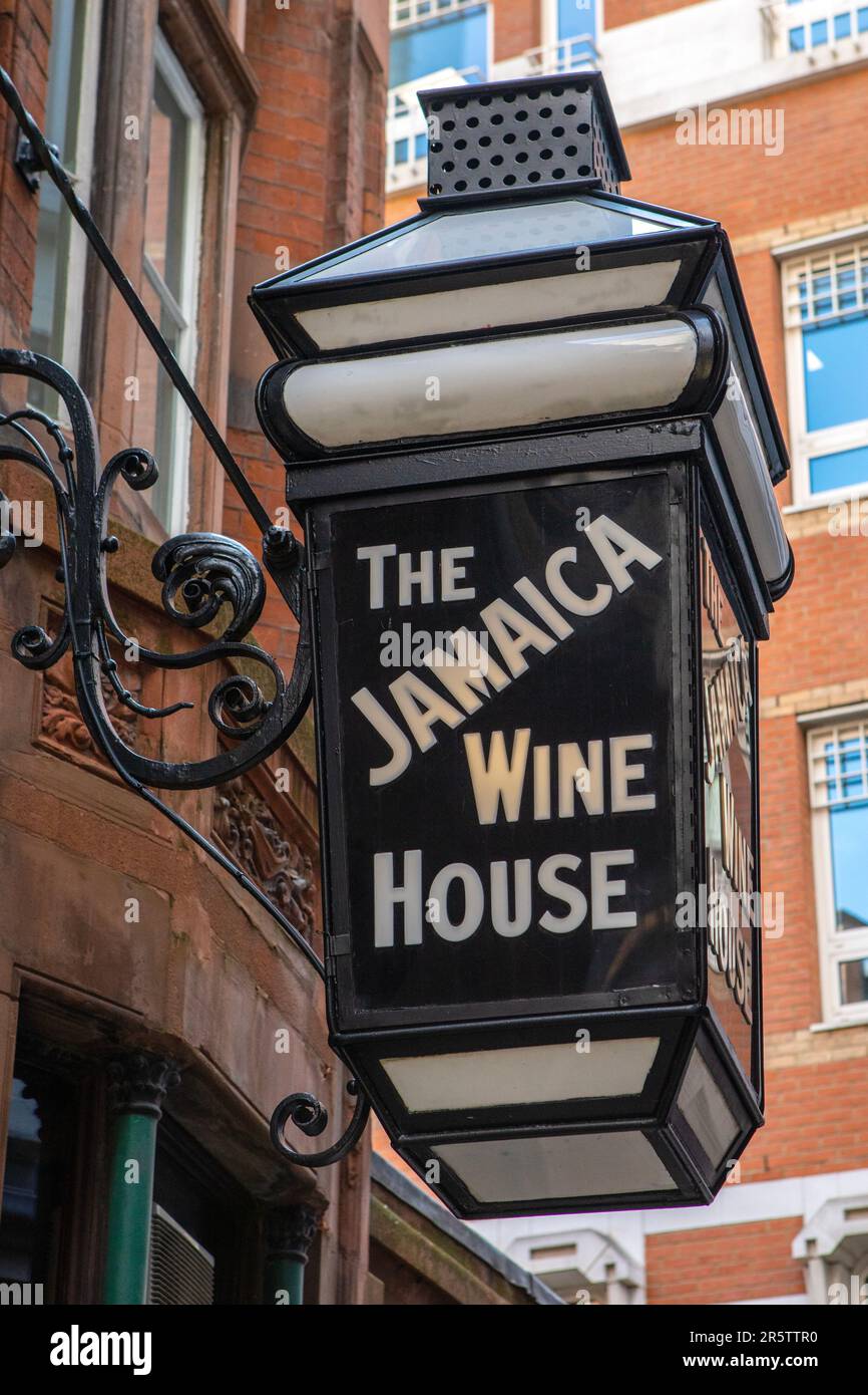 London, Großbritannien - April 17. 2023: Das Schild über dem Eingang zum Jamaica Wine House Pub, in St. Michaels Alley in der City of London - der Geburtsort Stockfoto