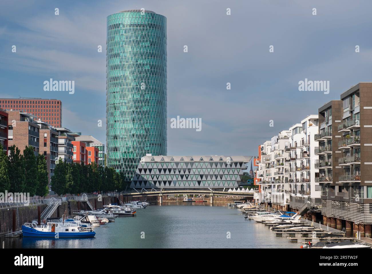 Der Westhafen-Turm ist eines der ersten Gebäude im ehemaligen Frankfurter Westhafen. Stockfoto