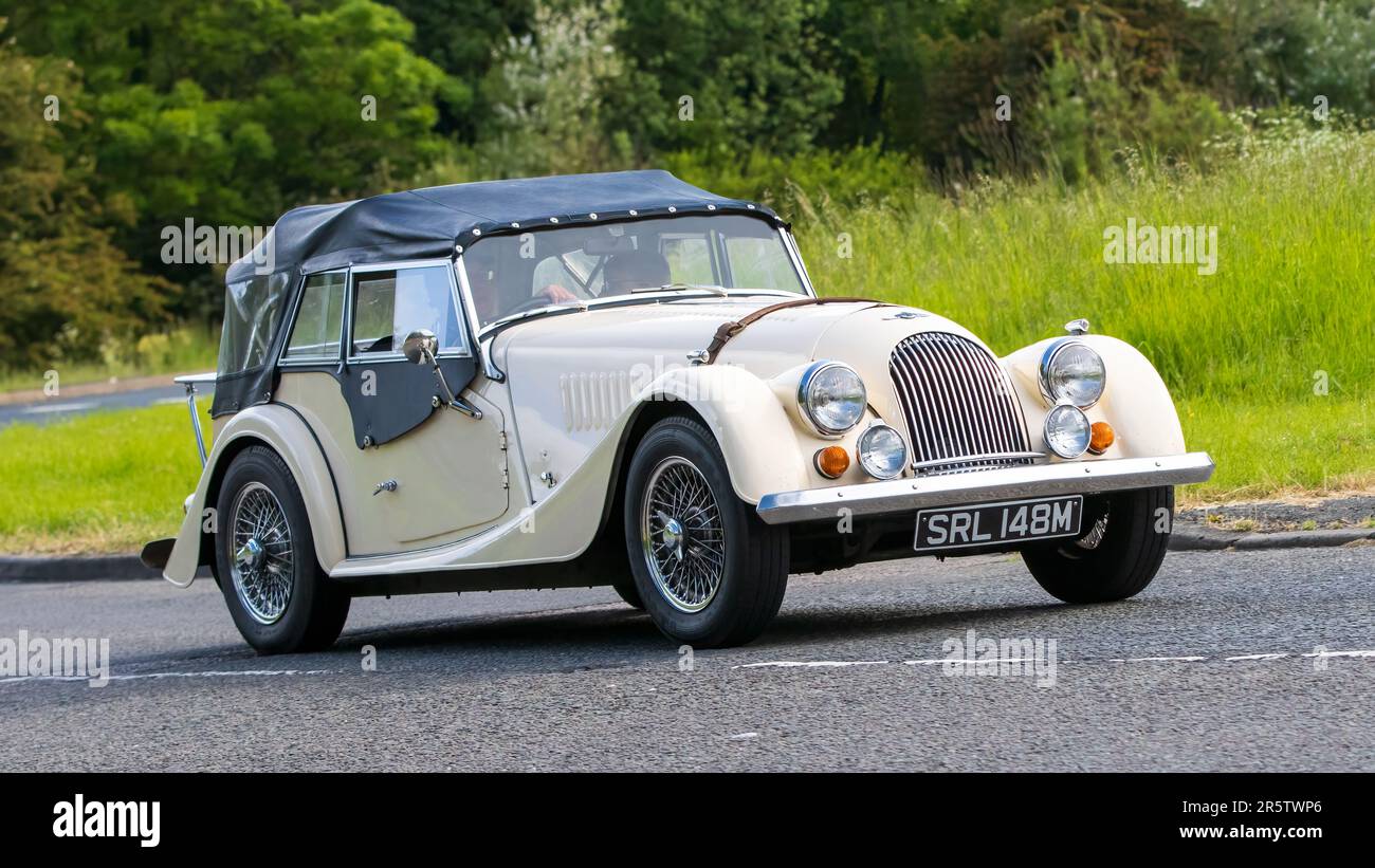 Stony Stratford, Großbritannien - Juni 4. 2023: 1974 MORGAN 4 4 Oldtimer auf einer englischen Landstraße. Stockfoto