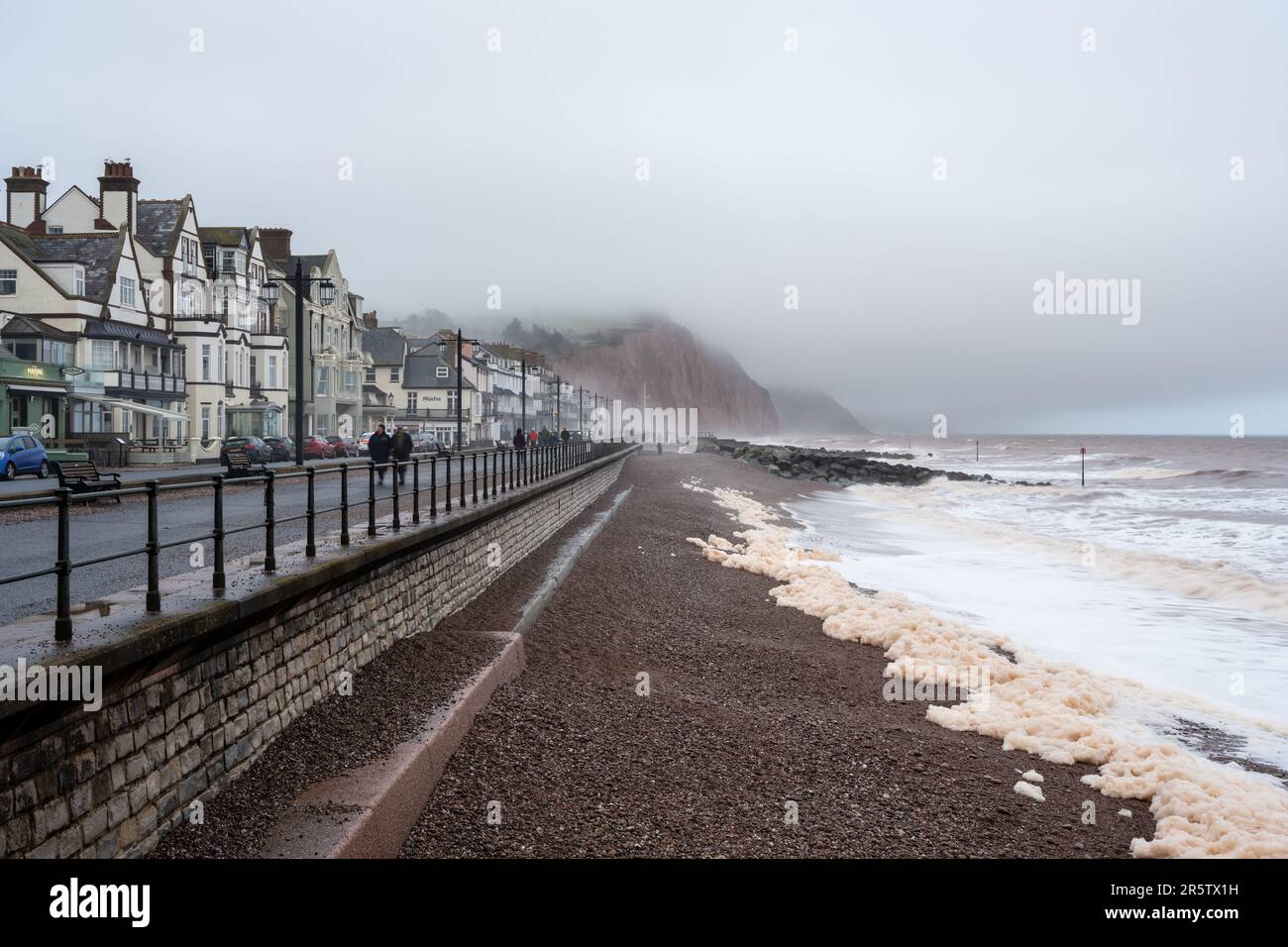 Schlechtes Wetter weht über Sidmouth an der Jurassic Coast von Devon. Stockfoto