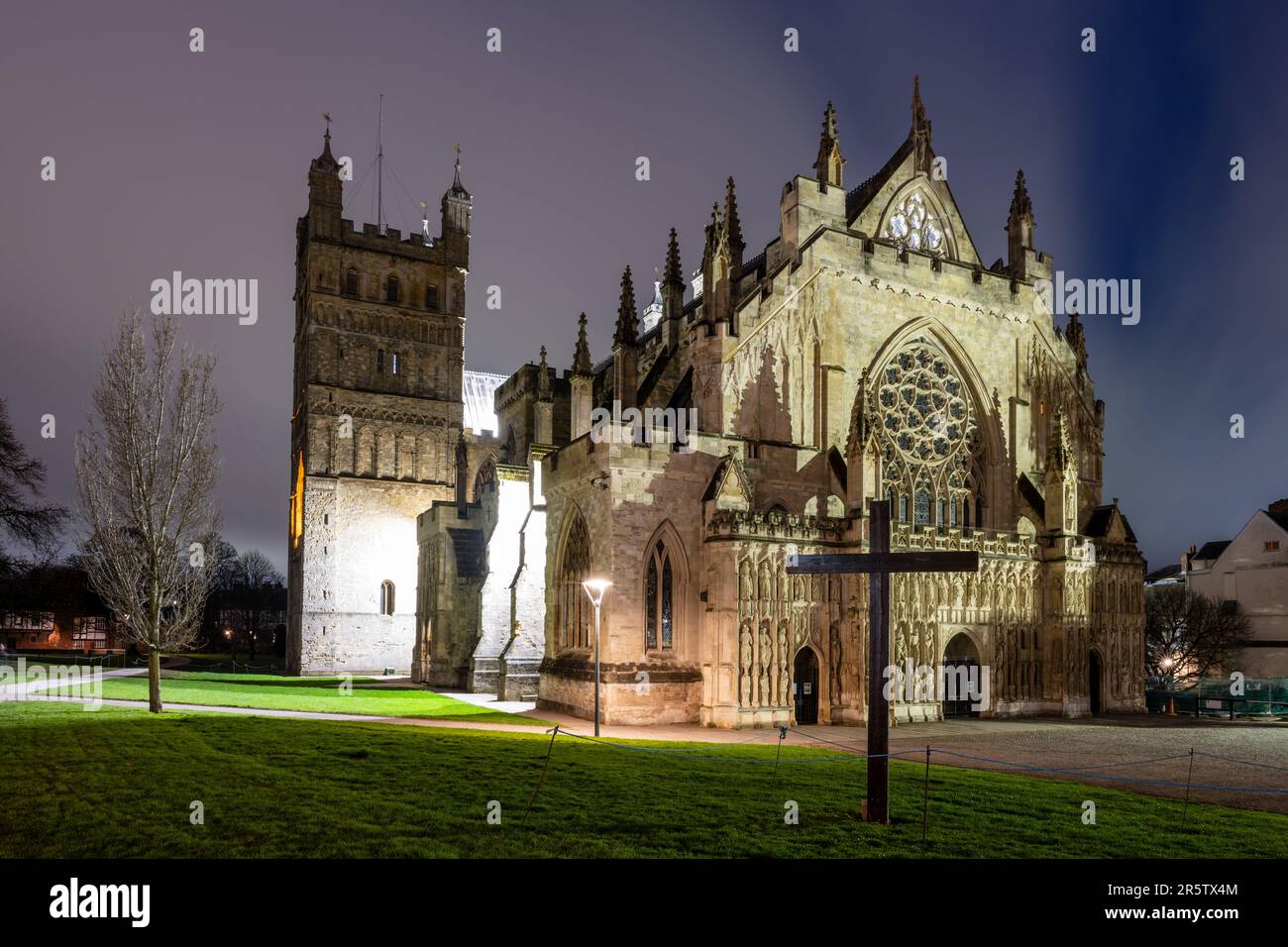 Die normannische und mittelalterliche Kathedrale des Petersdoms wird nachts in Exeter, Devon, beleuchtet. Stockfoto